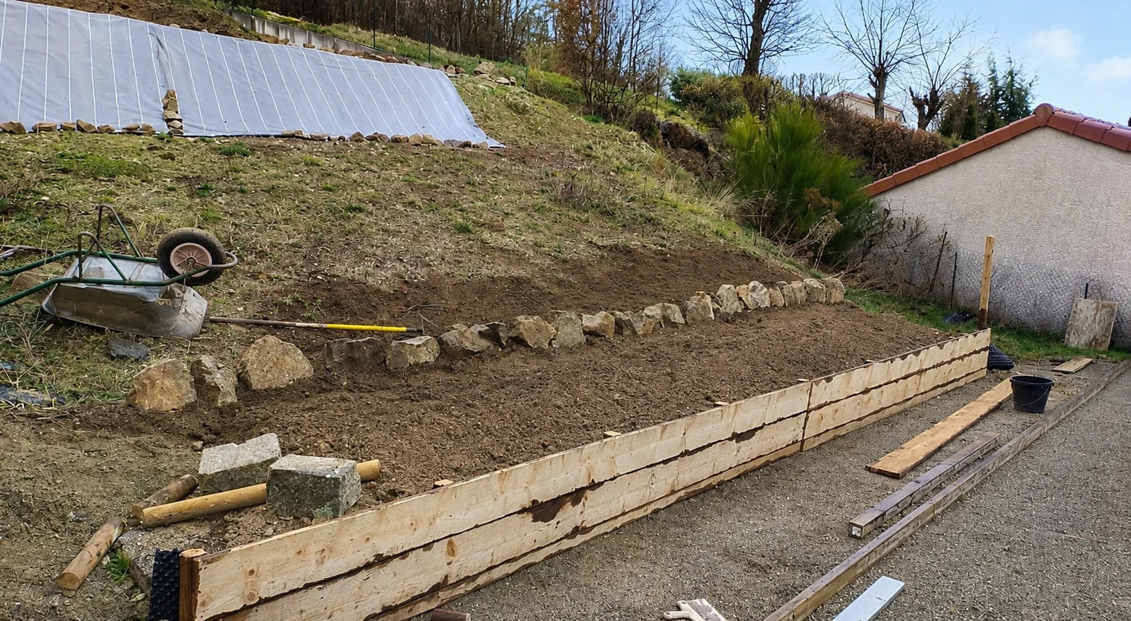 Talus avant création d'un mur de soutènement en gabions