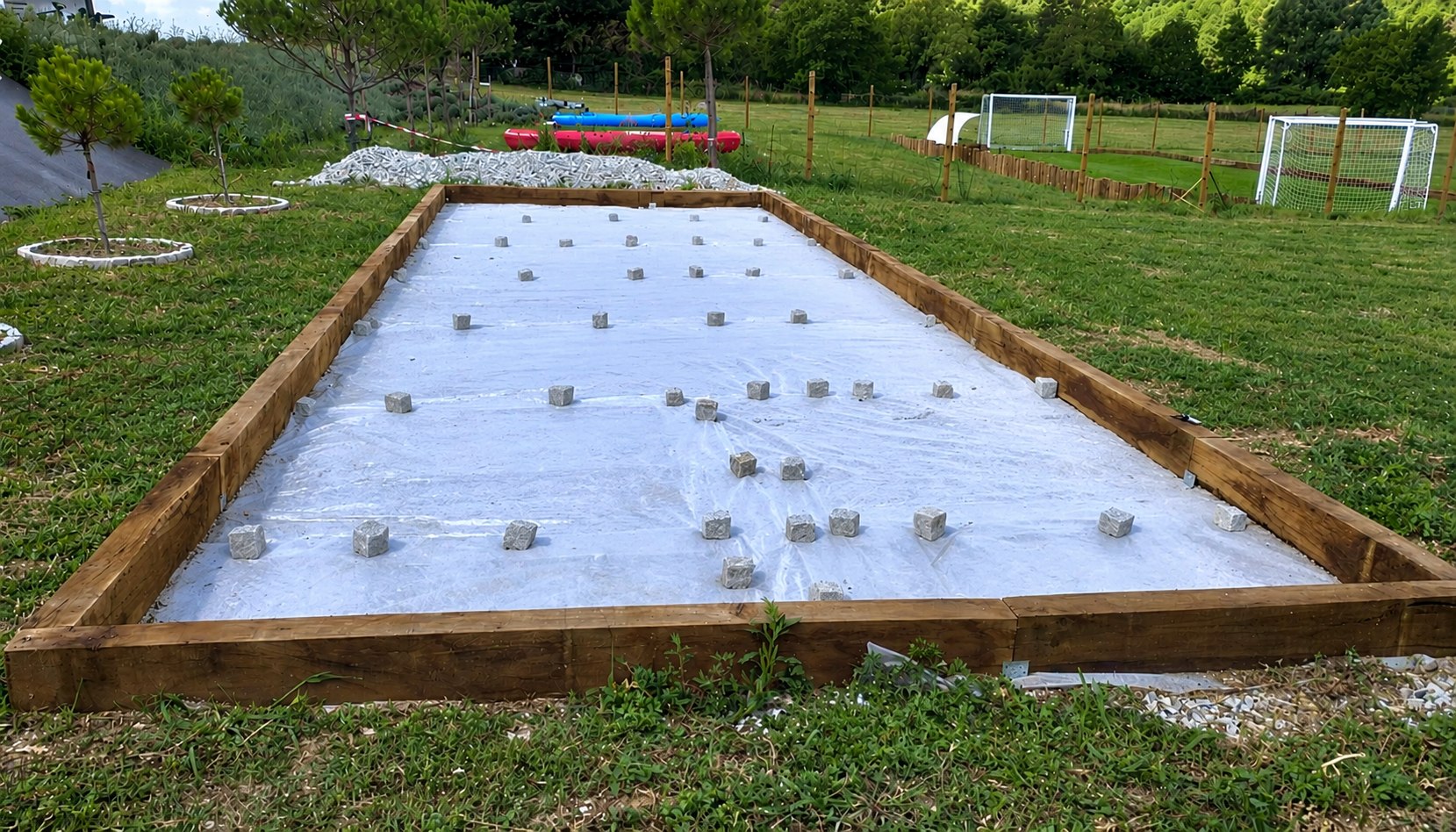 Terrain de pétanque avant finition avec géotextile et calage