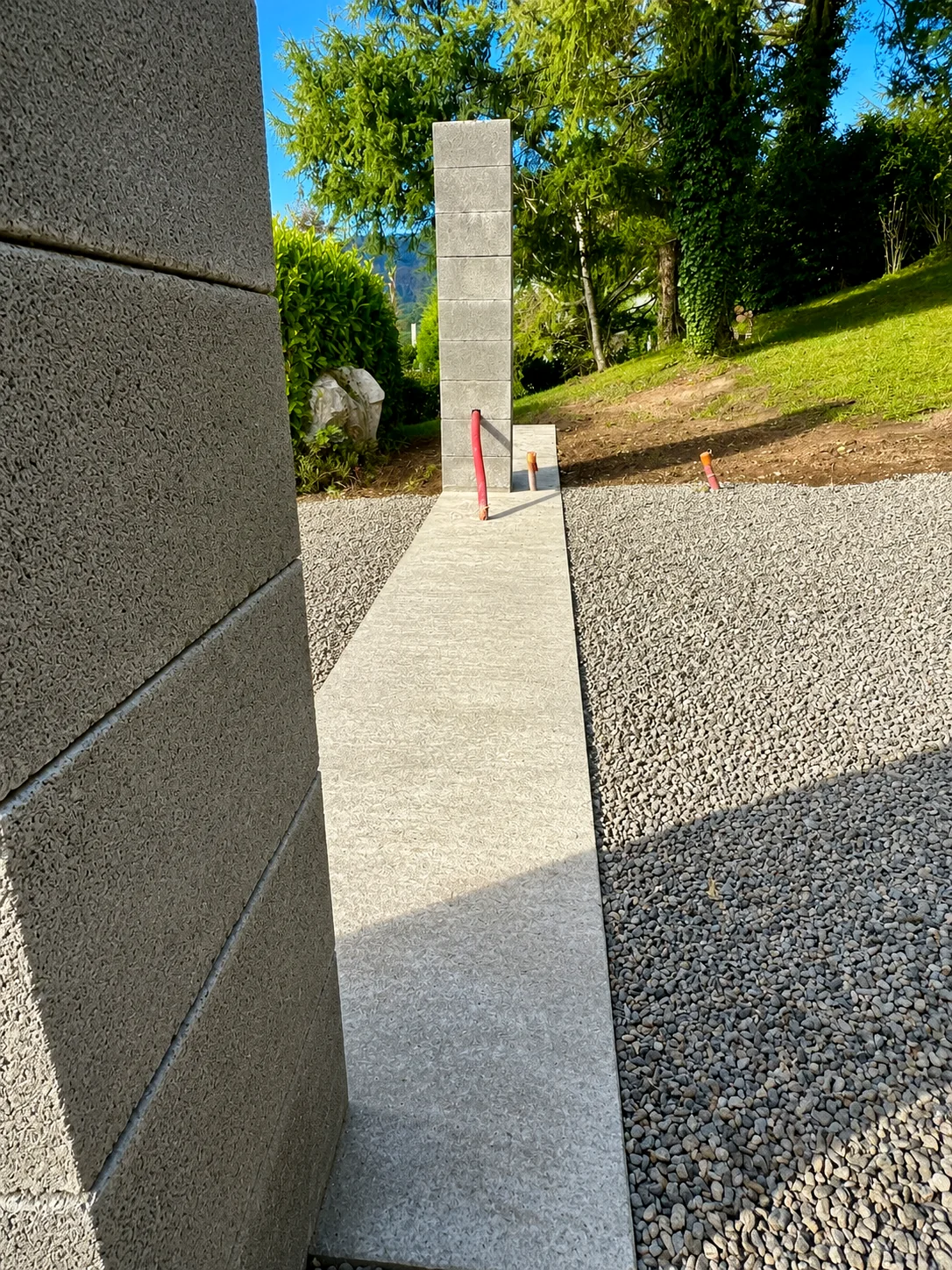 Allée et finitions minérales le long d'une maison