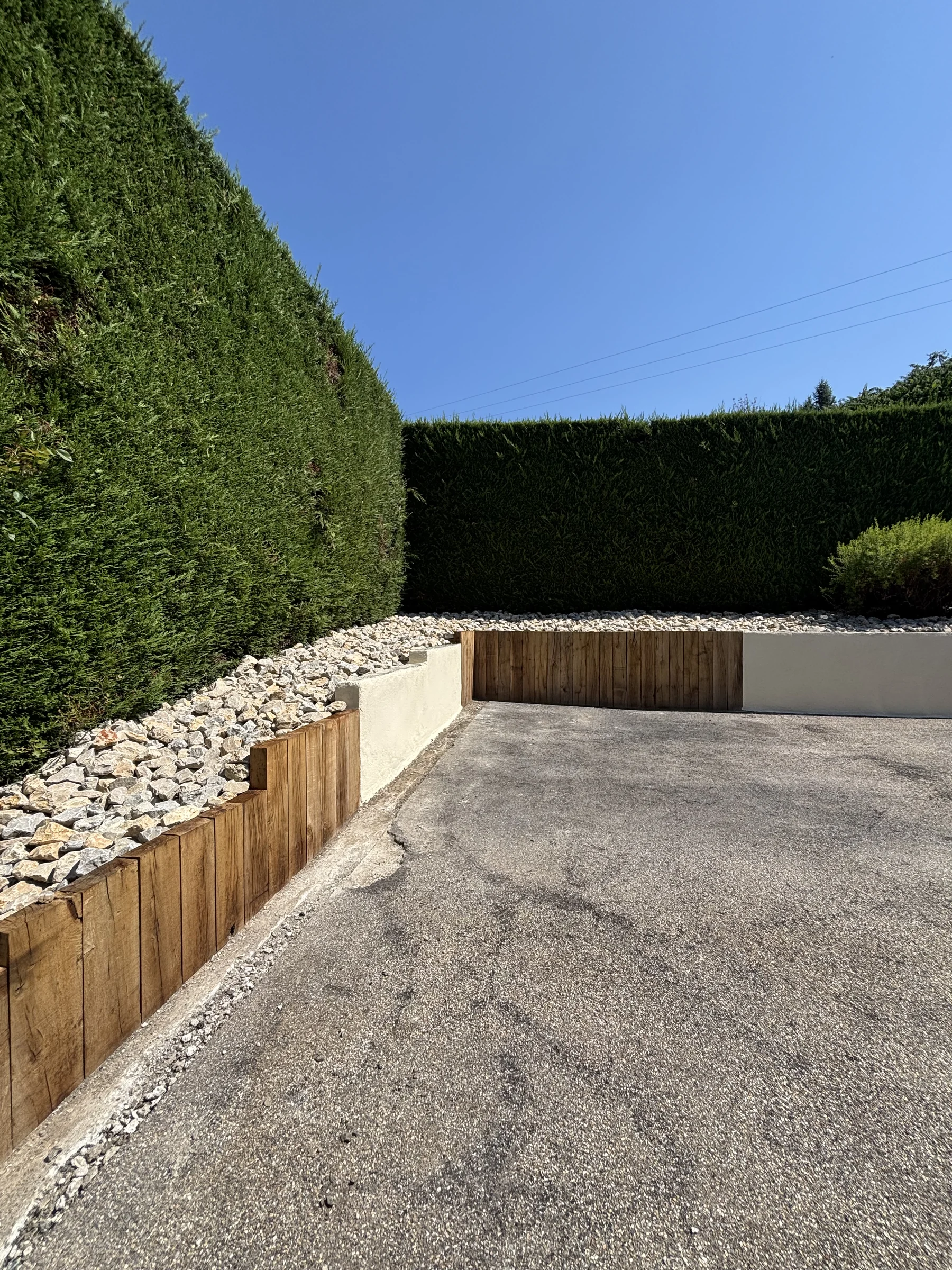Création d'une allée en gravier devant une maison